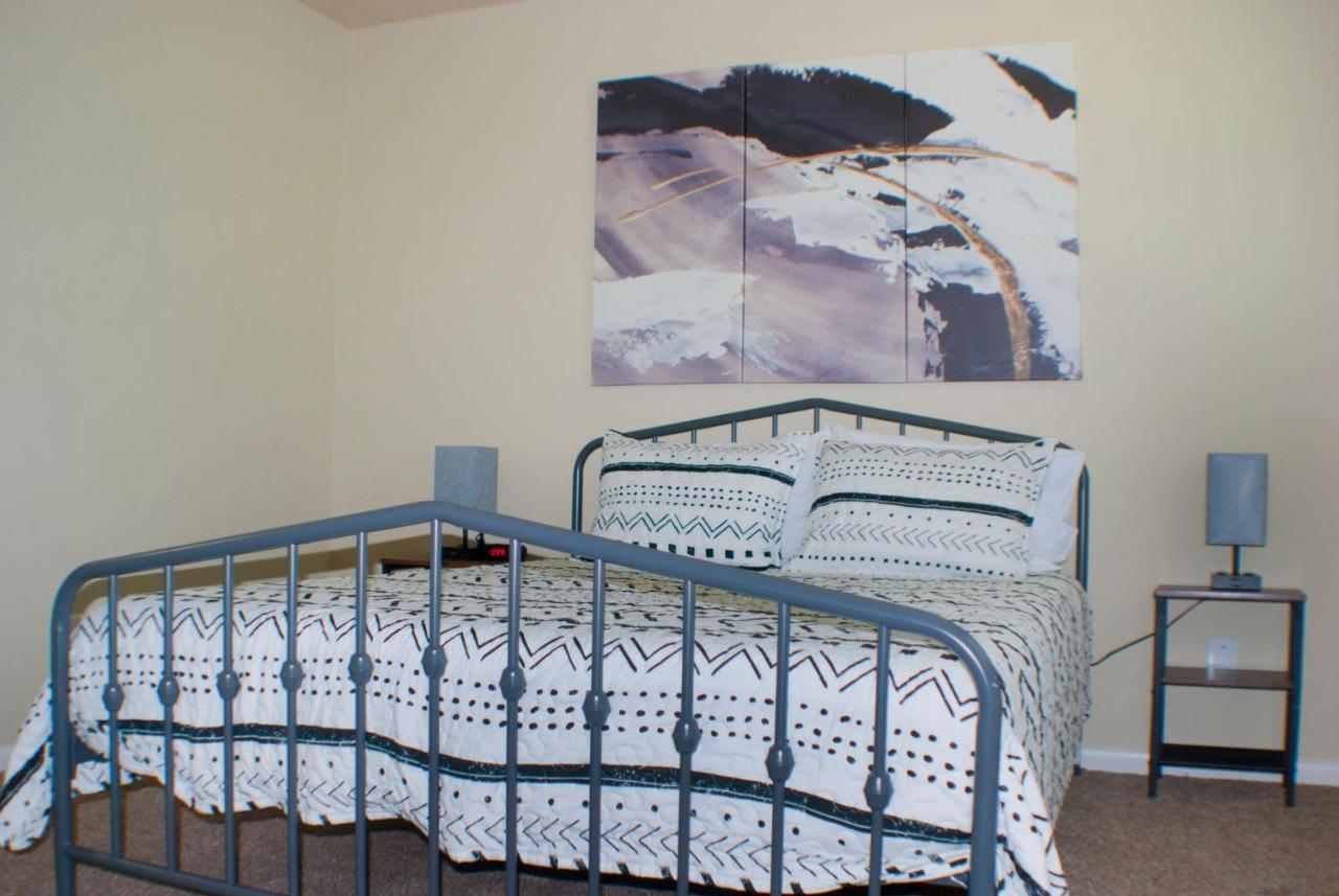 Cool & Comfy Condo! Family Friendly! カレッジ・ステーション エクステリア 写真